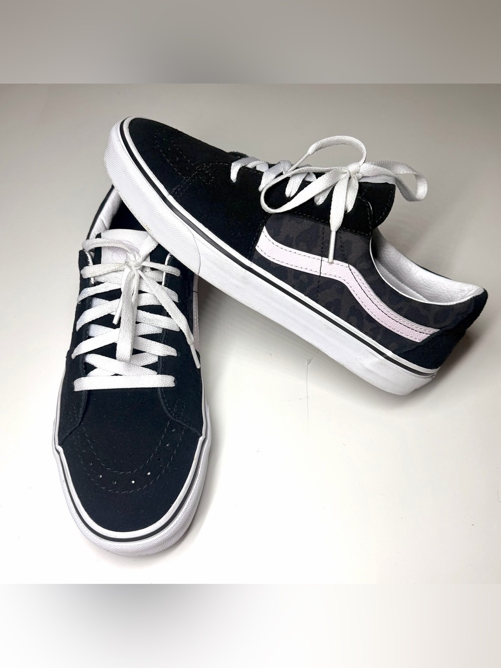Vans Unisex SK8-Low sneakers in black leopard Print  with Pink Side Stripe